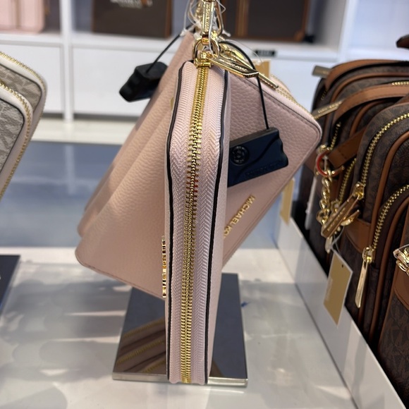 Michael Kors Jet Set Travel Large Flat Multifunction Phone Case Wristlet 
NWT - Picture 3 of 16